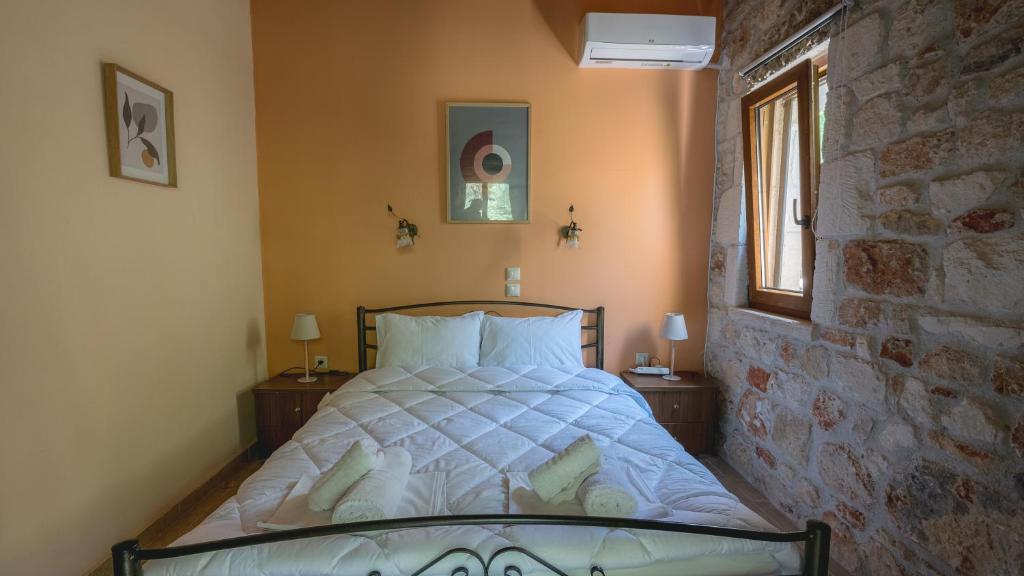 Postel nebo postele na pokoji v ubytování Stone Made Private Pool Villas Kriopigi
