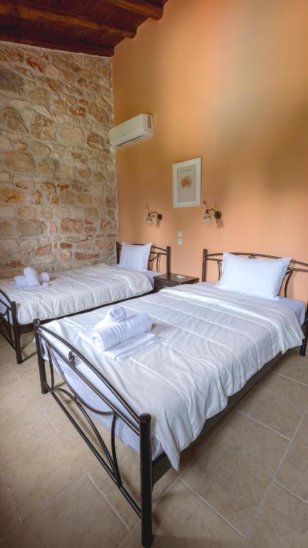 Postel nebo postele na pokoji v ubytování Stone Made Private Pool Villas Kriopigi