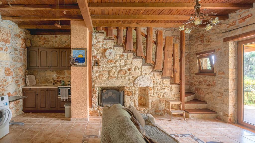 Posezení v ubytování Stone Made Private Pool Villas Kriopigi