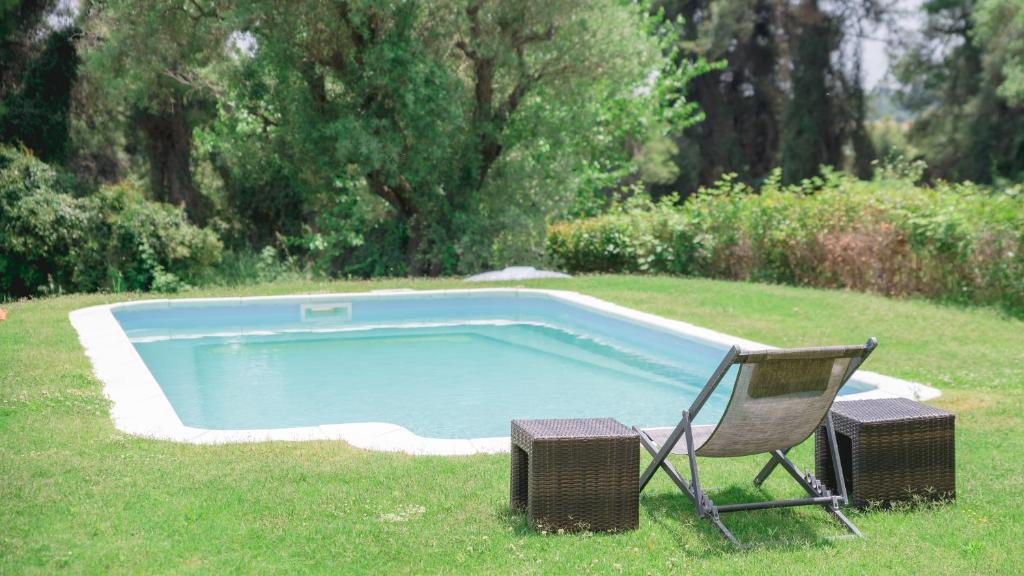 Bazén v ubytování Stone Made Private Pool Villas Kriopigi nebo v jeho okolí