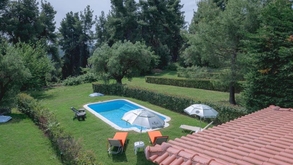 Bazén v ubytování Stone Made Private Pool Villas Kriopigi nebo v jeho okolí