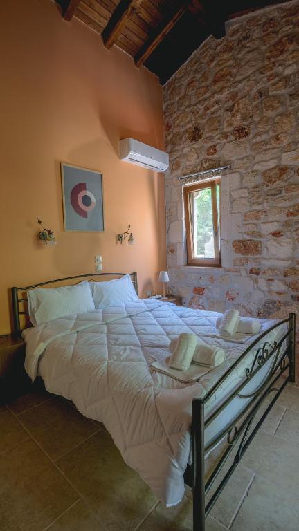 Postel nebo postele na pokoji v ubytování Stone Made Private Pool Villas Kriopigi