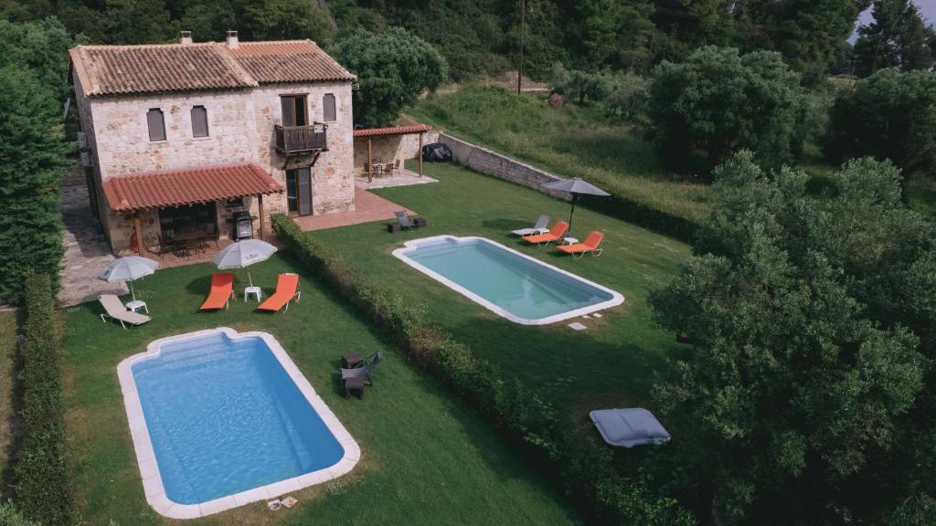 Bazén v ubytování Stone Made Private Pool Villas Kriopigi nebo v jeho okolí