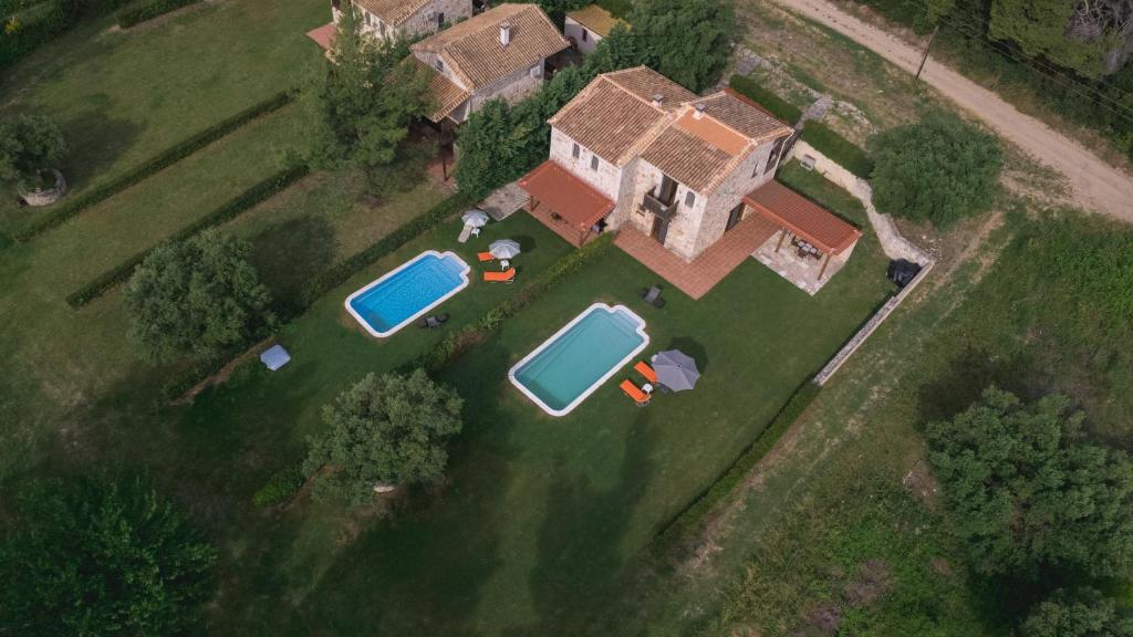Bazén v ubytování Stone Made Private Pool Villas Kriopigi nebo v jeho okolí