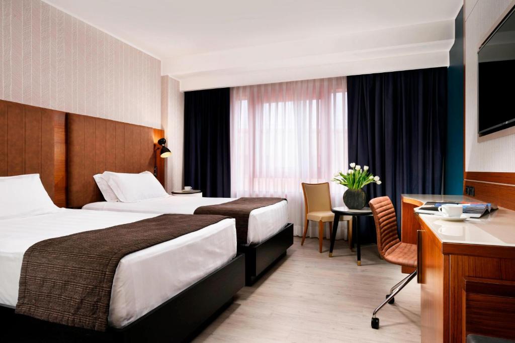 Postel nebo postele na pokoji v ubytování Four Points by Sheraton Siena