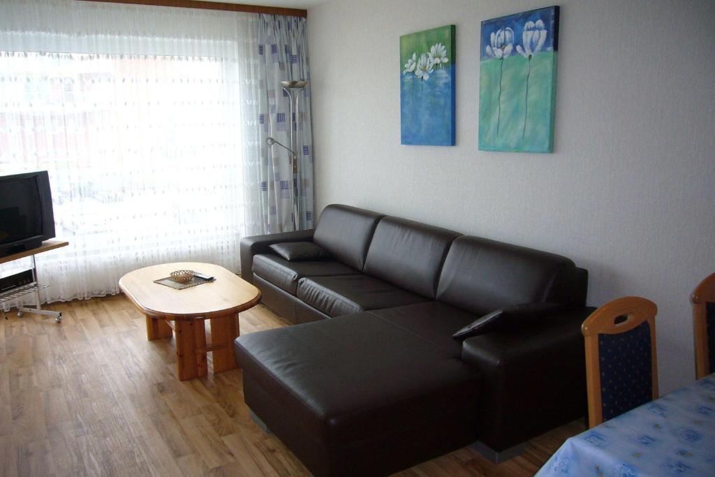 クックスハーフェンにあるFrische-Brise-01-09のリビングルーム(黒いソファ、テーブル付)