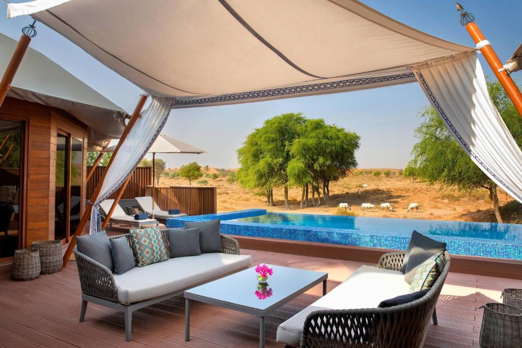 une villa avec vue sur le désert et une piscine dans l'établissement The Ritz-Carlton Ras Al Khaimah, Al Wadi Desert, à Ras al Khaimah