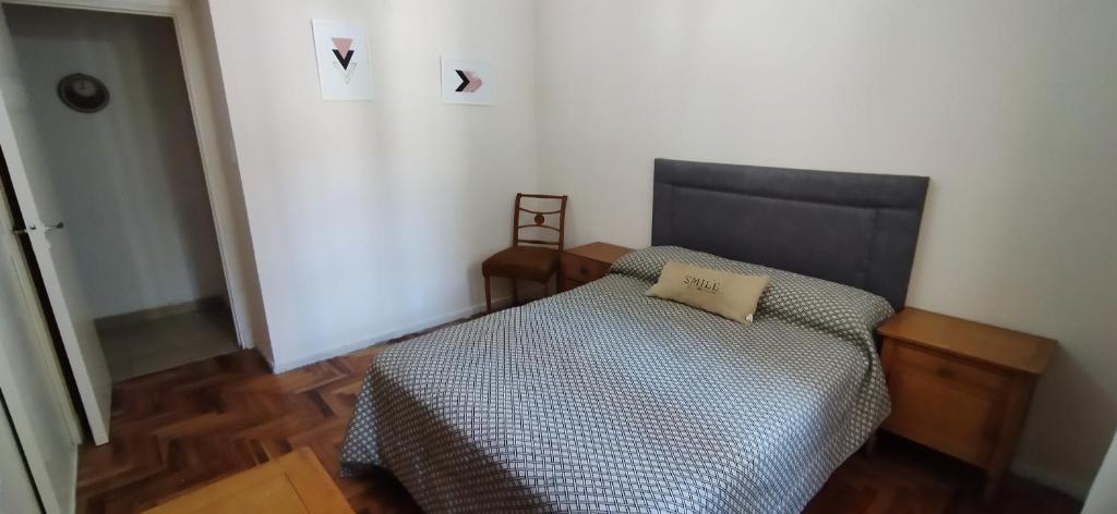 1 dormitorio con cama con almohada en Depto. Corrientes, zona centro Mardel en Mar del Plata