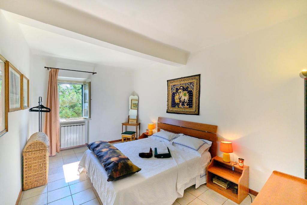 um quarto com uma cama grande e uma janela em Casa San Paolo em Verona