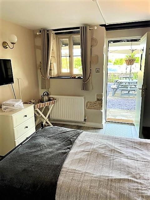 Ein Bett oder Betten in einem Zimmer der Unterkunft Cotswold Merrymouth Inn