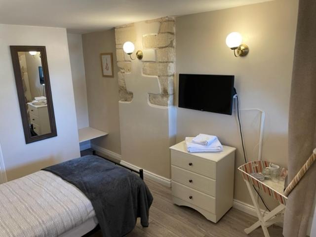Ein Bett oder Betten in einem Zimmer der Unterkunft Cotswold Merrymouth Inn