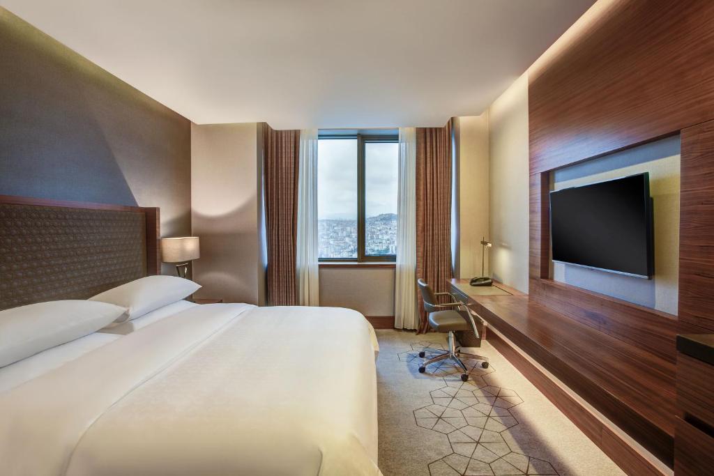 Postel nebo postele na pokoji v ubytování Sheraton Grand Samsun Hotel