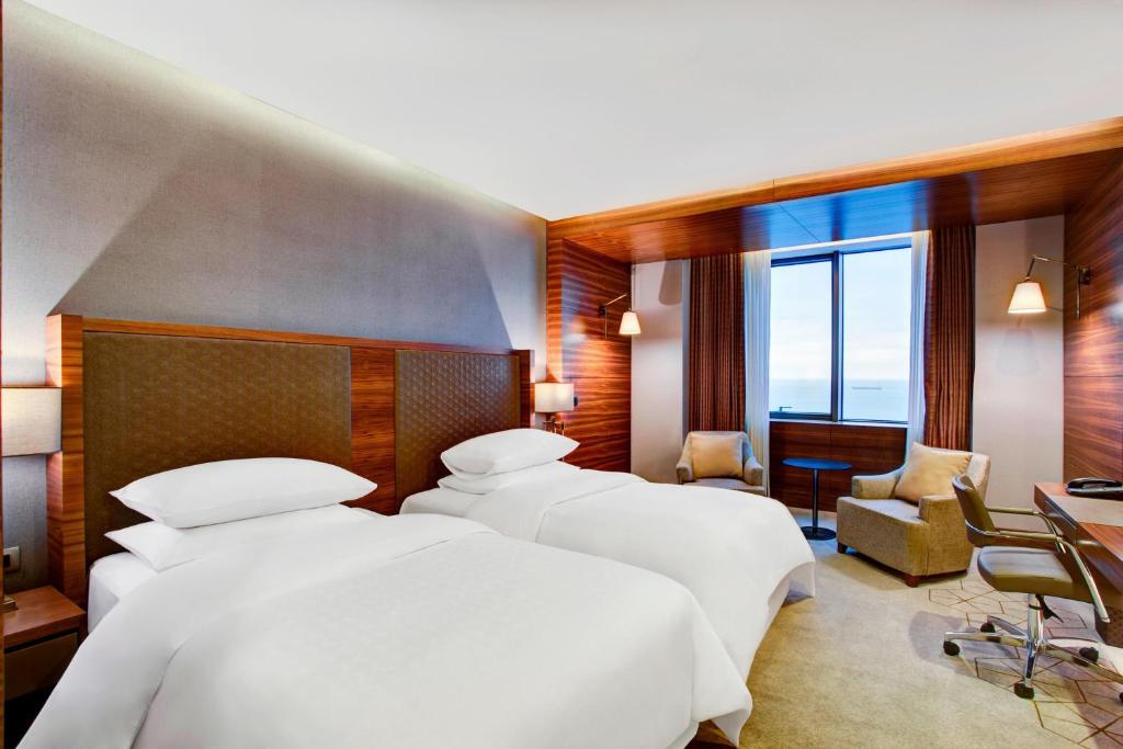 Postel nebo postele na pokoji v ubytování Sheraton Grand Samsun Hotel