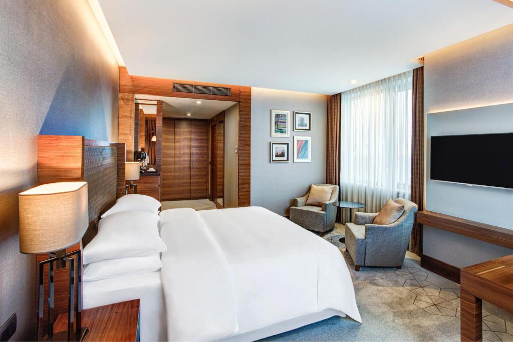 Postel nebo postele na pokoji v ubytování Sheraton Grand Samsun Hotel