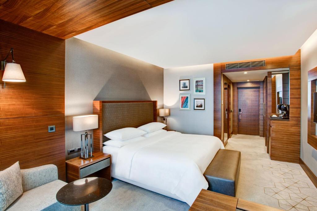 Postel nebo postele na pokoji v ubytování Sheraton Grand Samsun Hotel