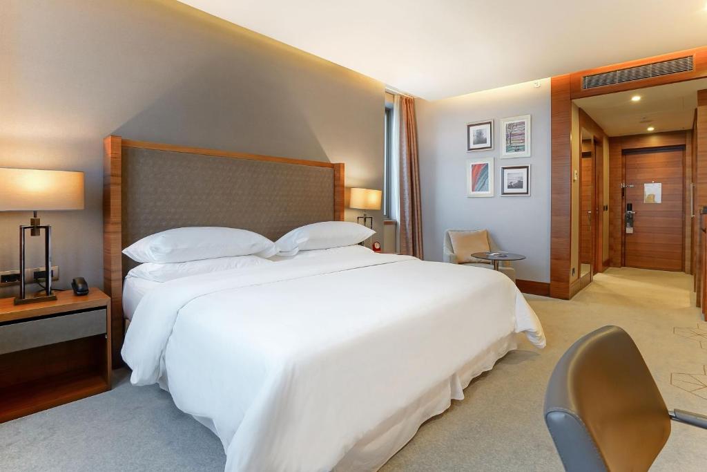 Postel nebo postele na pokoji v ubytování Sheraton Grand Samsun Hotel