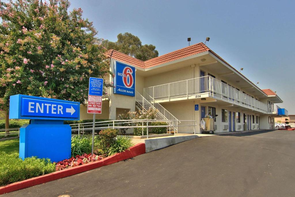 un hôtel avec un panneau devant un bâtiment dans l'établissement Motel 6-West Sacramento, CA, à West Sacramento