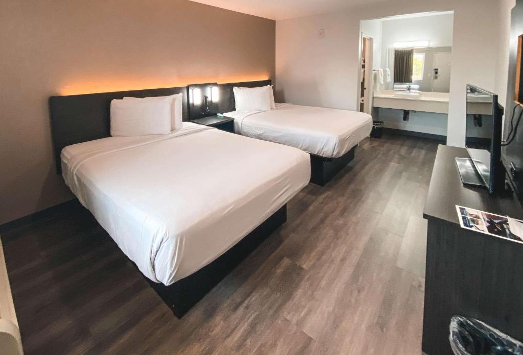 Motel 6-West Sacramento, CA - Queen Room With Two Queen Beds - Disability Access