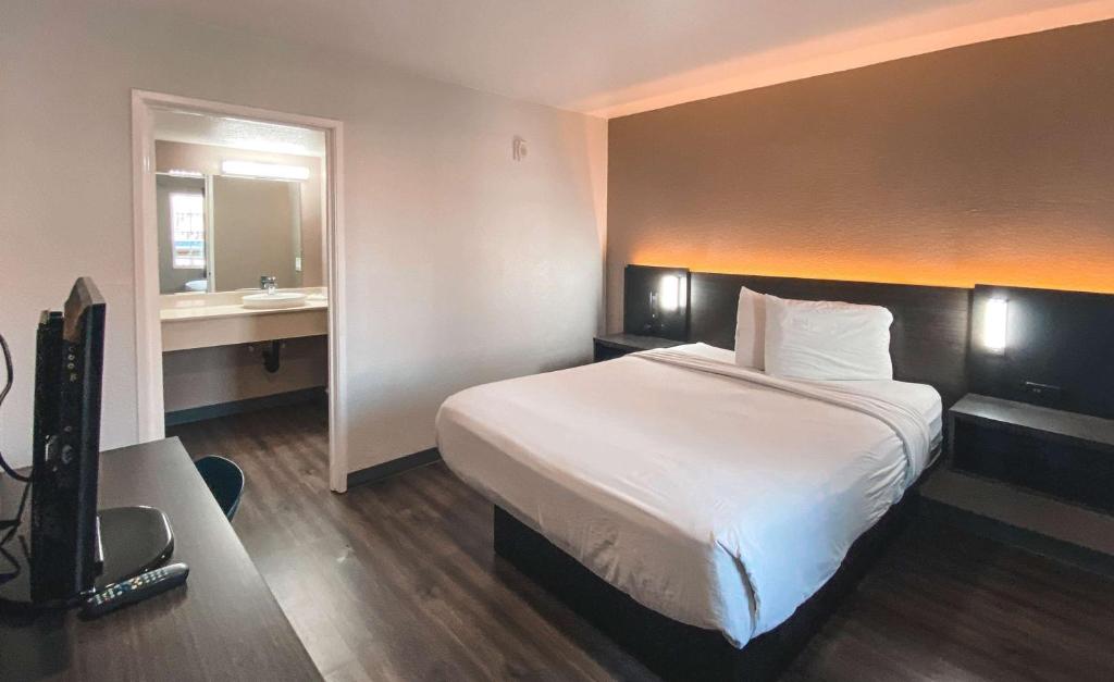 Motel 6-West Sacramento, CA - Queen Room