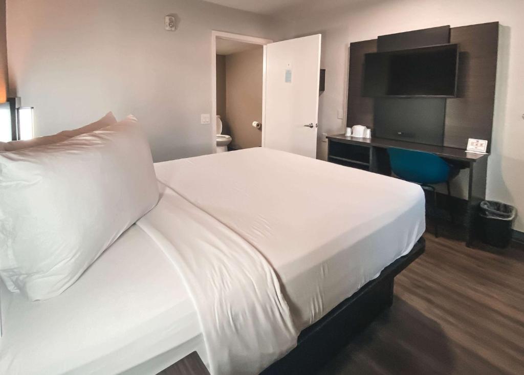 Motel 6-West Sacramento, CA - Queen Room - Disability Access
