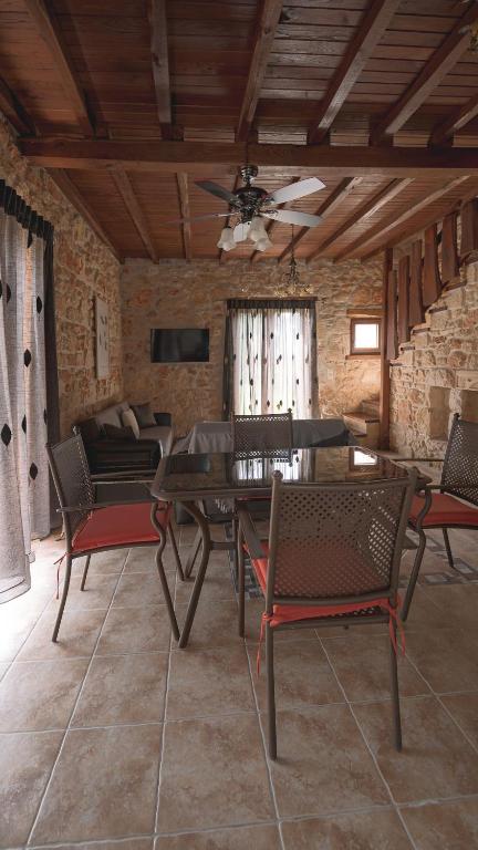 Posezení v ubytování Stone Made Private Pool Villas Kriopigi