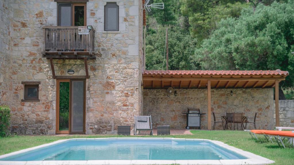 Bazén v ubytování Stone Made Private Pool Villas Kriopigi nebo v jeho okolí