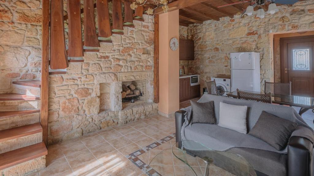 Posezení v ubytování Stone Made Private Pool Villas Kriopigi