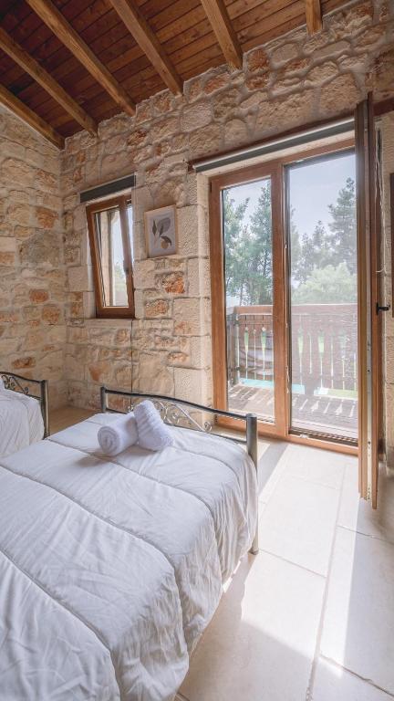 Postel nebo postele na pokoji v ubytování Stone Made Private Pool Villas Kriopigi