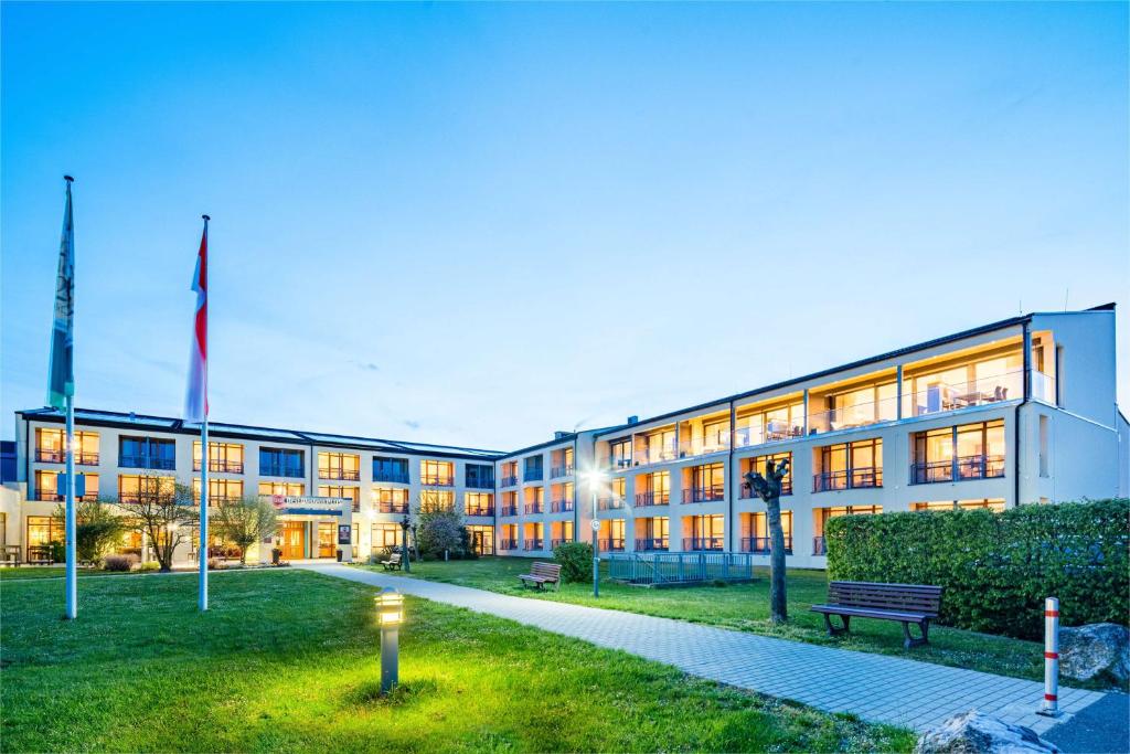 un gran edificio con un parque enfrente en Best Western Plus Kurhotel an der Obermaintherme, en Bad Staffelstein