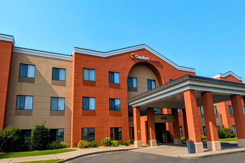 un hotel con un edificio de ladrillo rojo en Comfort Suites, en Ramsey