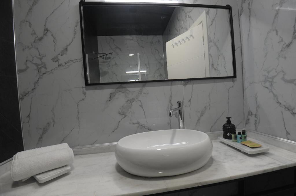 מלון הברון - King Room With Spa Bath