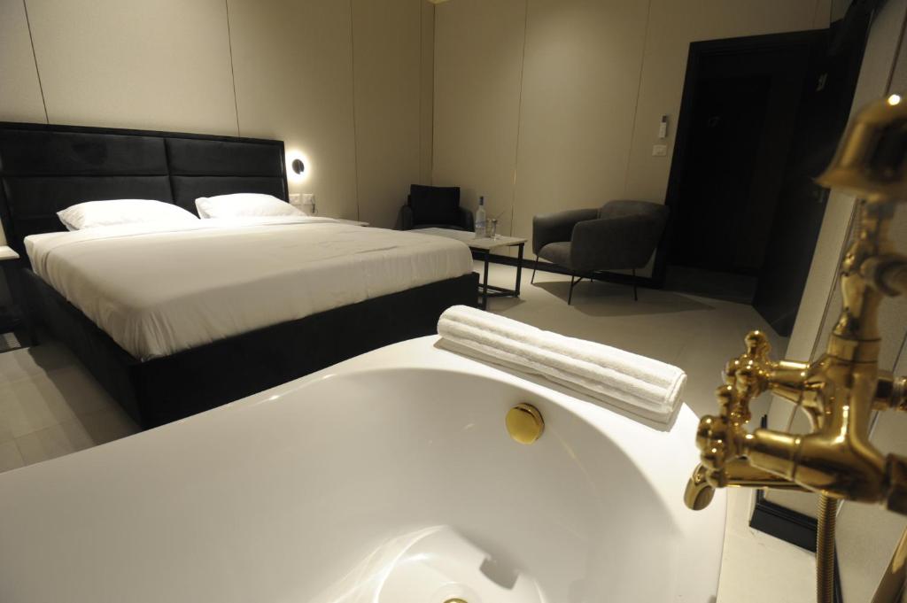 מלון הברון - Deluxe Double Room With Bath