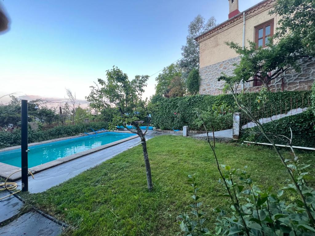 una piscina en un patio junto a un edificio en Casa independiente 4 habitaciones en Miraflores de la Sierra