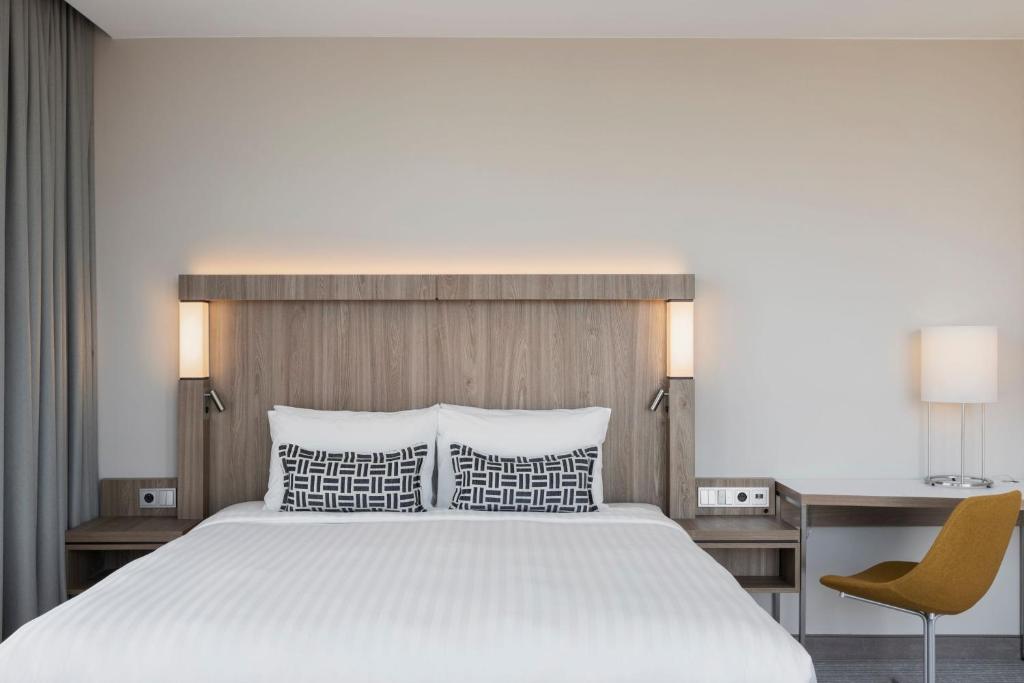 Postel nebo postele na pokoji v ubytování Courtyard by Marriott Szczecin City