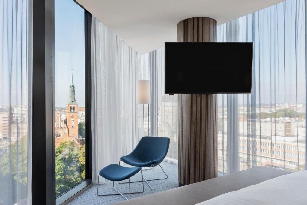 TV a/nebo společenská místnost v ubytování Courtyard by Marriott Szczecin City