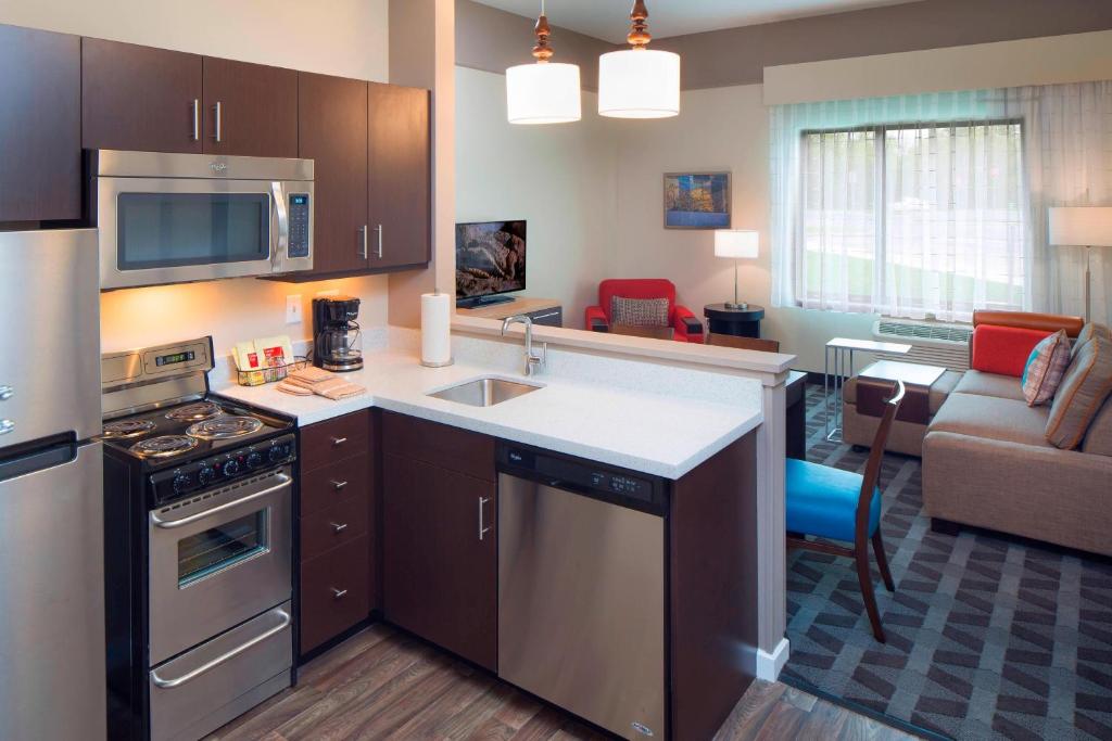 uma cozinha com um lavatório e um fogão forno superior em TownePlace Suites by Marriott Swedesboro Logan Township em Swedesboro