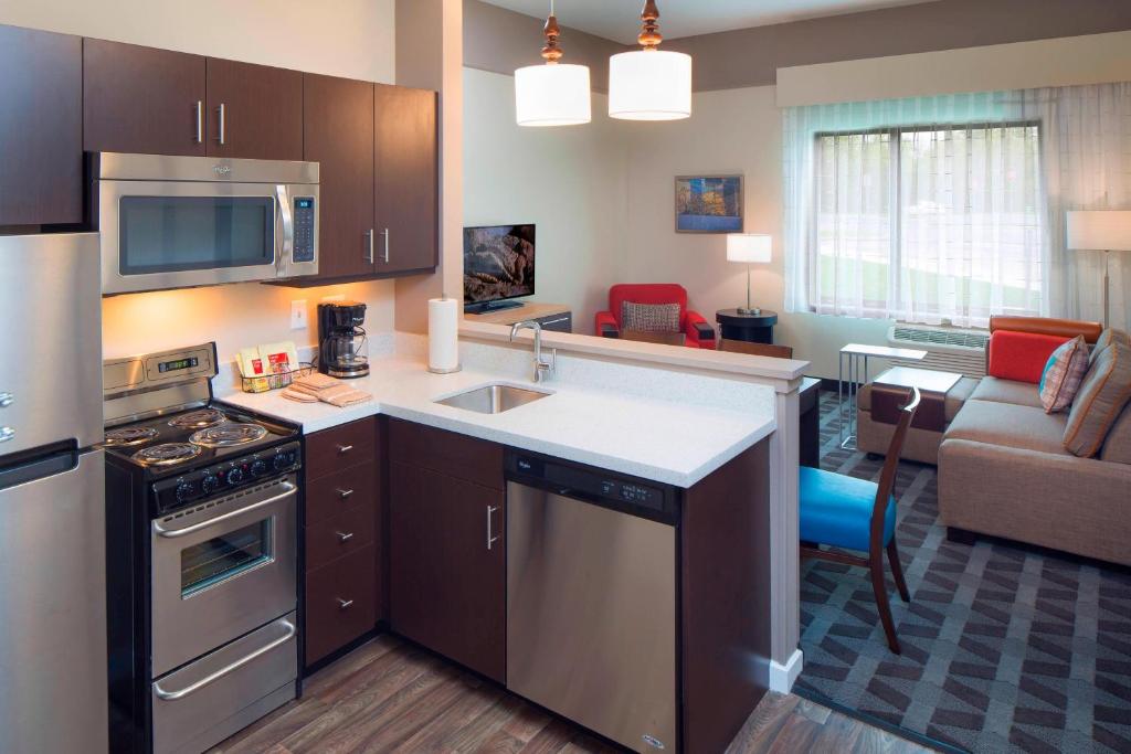 O bucătărie sau chicinetă la TownePlace Suites by Marriott Swedesboro Logan Township