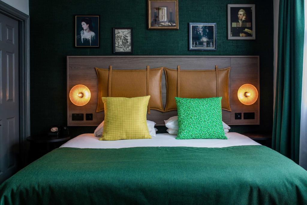 - une chambre dotée d'un lit avec des oreillers verts et jaunes dans l'établissement Abbey Hotel Bath, a Tribute Portfolio Hotel, à Bath