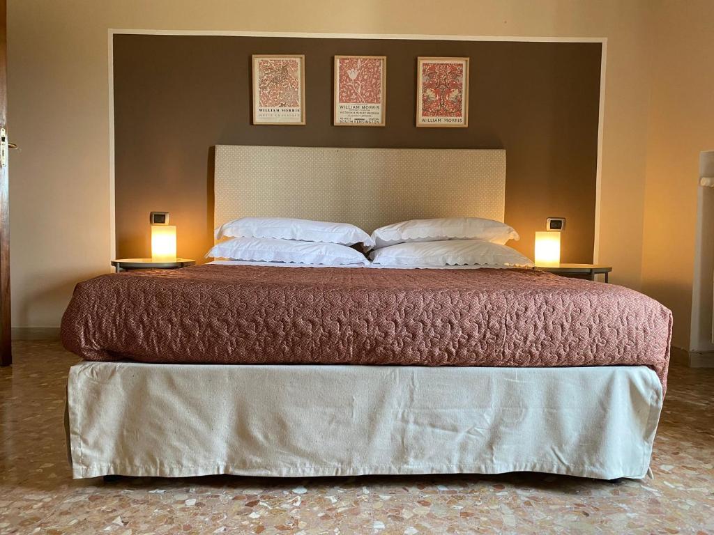 1 dormitorio con 1 cama grande y 2 lámparas en Casa Viola a 900 mt dalla Staz. Centrale en Pescara