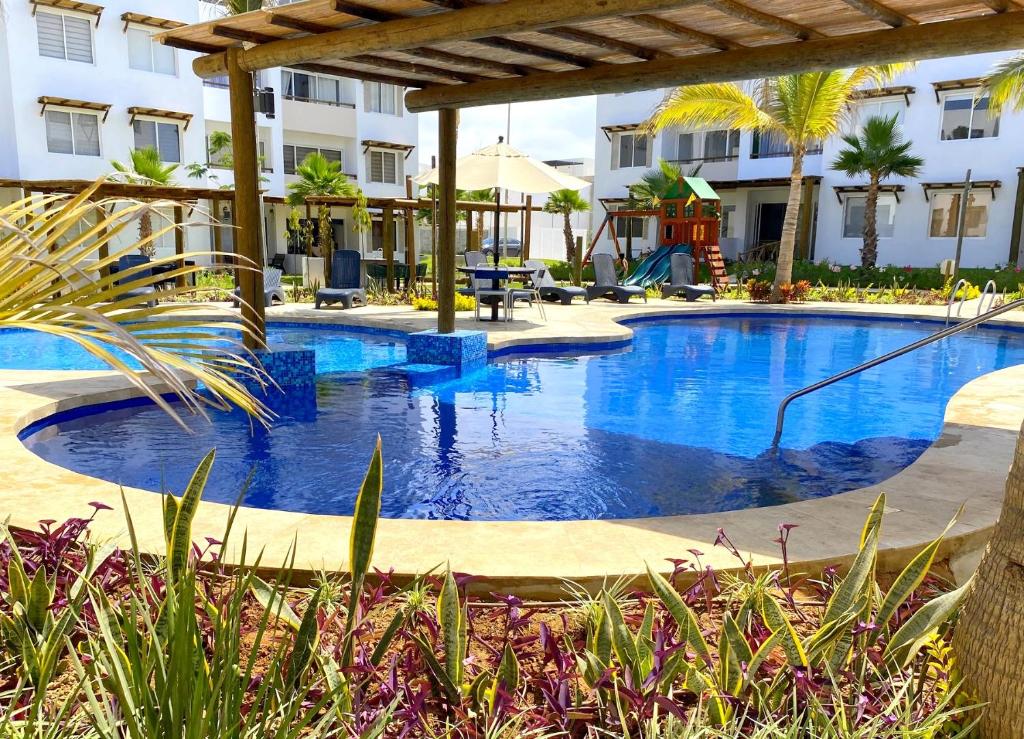a large blue swimming pool in a resort at Nuevo y Muy Bonito Departamento Con Vista a la Alberca - Residencial Almarena I in Mazatlán
