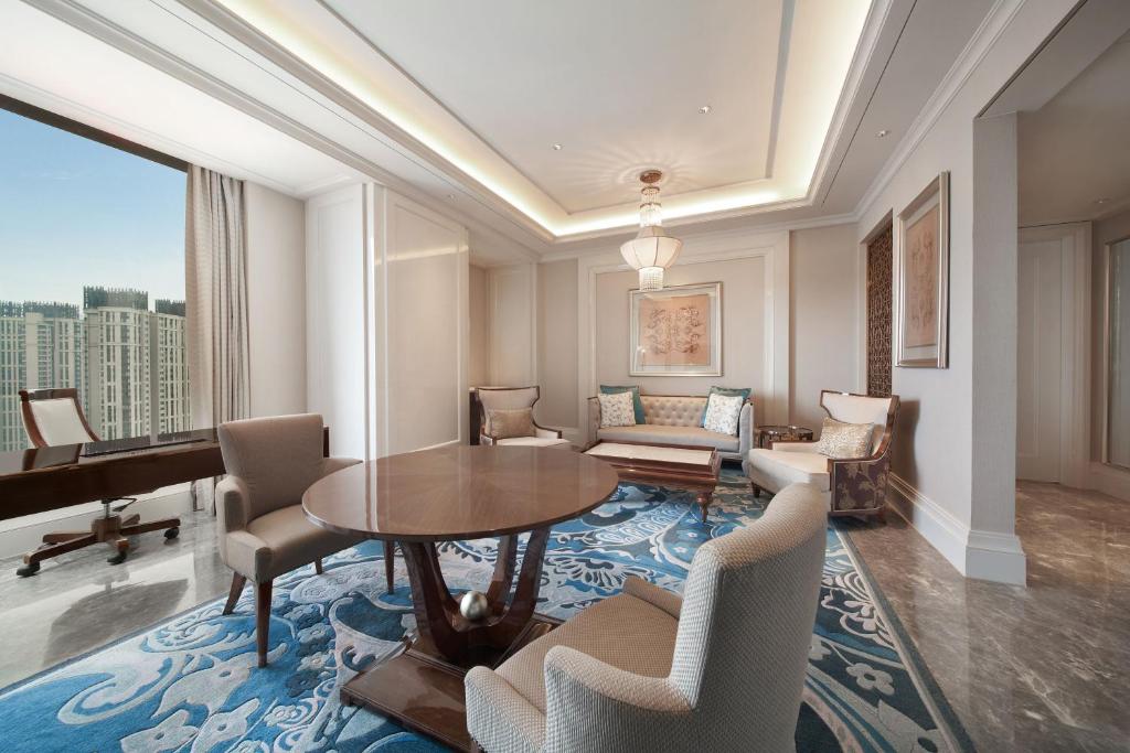 Sheraton Grand Wuhan Hankou Hotel - Club-Suite Mit Kingsize-Bett
