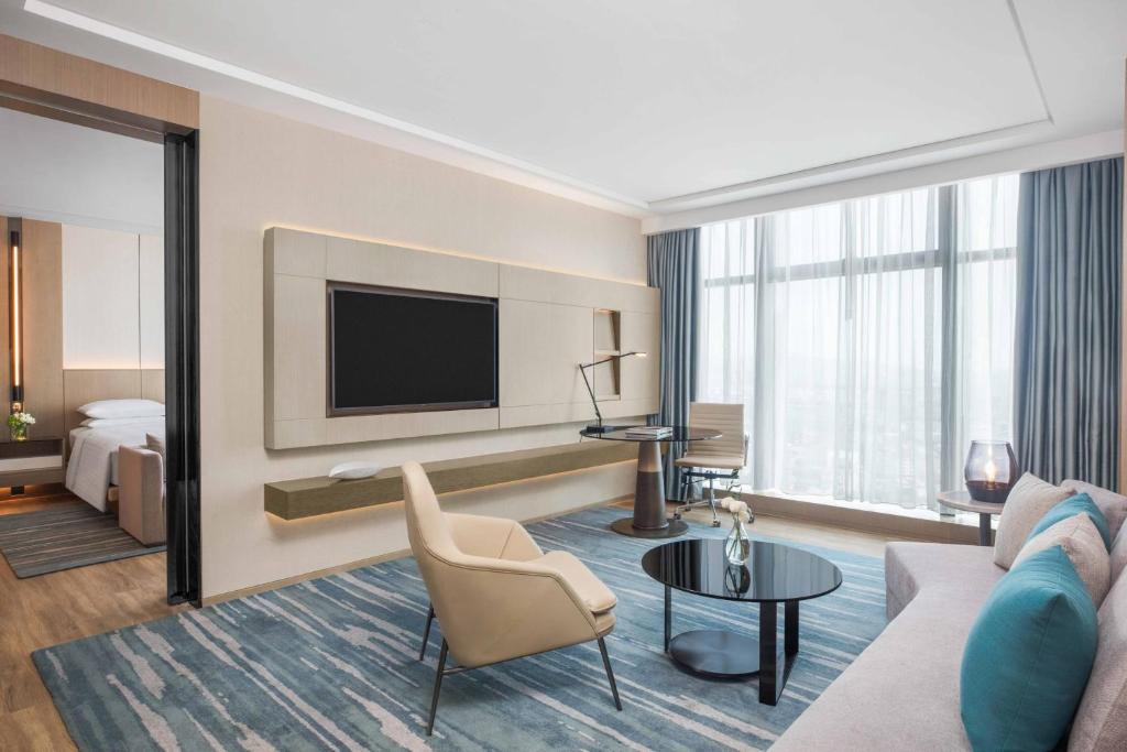 TV a/nebo společenská místnost v ubytování Courtyard by Marriott Shenzhen Bao'an