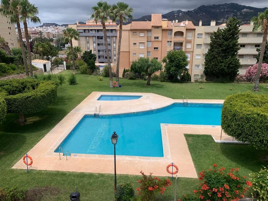 una vista aérea de una piscina en un parque en Increíble suite, en Almuñécar