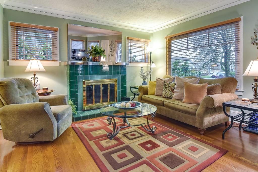 ein Wohnzimmer mit 2 Sofas und einem Kamin in der Unterkunft Portland Home Private Hot Tub, Porch and Patio in Portland