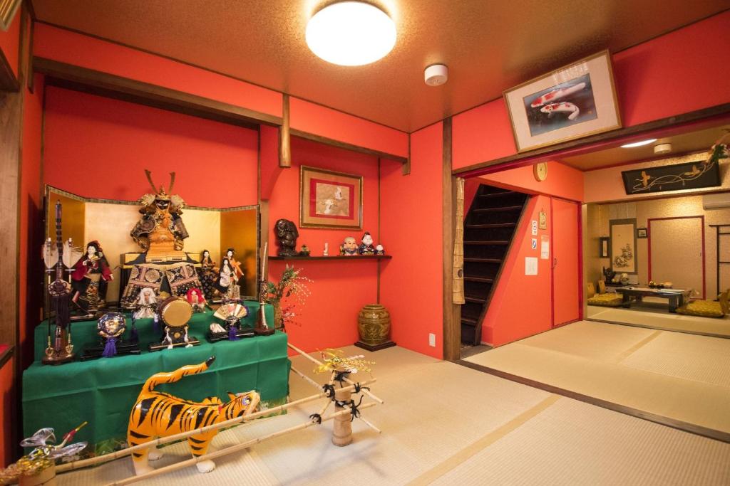 um quarto com paredes vermelhas e uma mesa com figuras de acção em Kyoto - House - Vacation STAY 88802 em Quioto