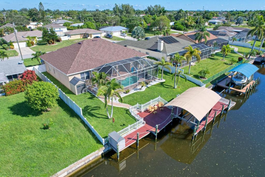 Pet Friendly/Coastal Paradise w/Gulf Access and 20,000 lb Boat Lift