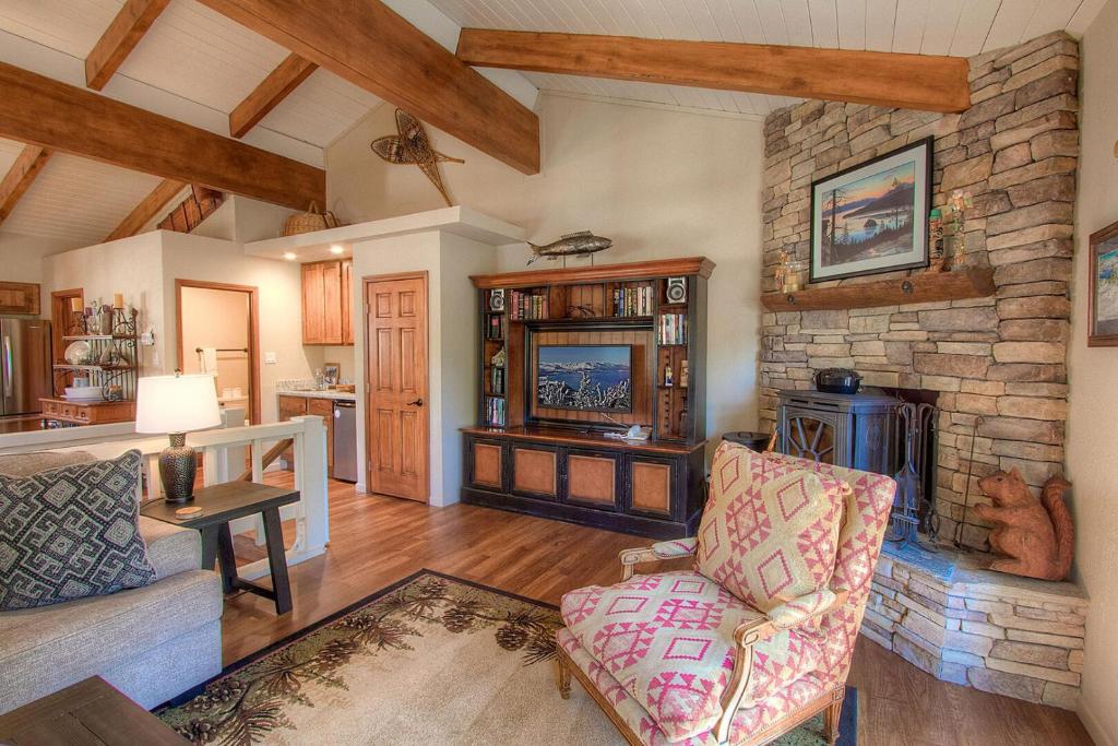 sala de estar con sofá y chimenea de piedra en Cozy Bear Lodge home, en Incline Village