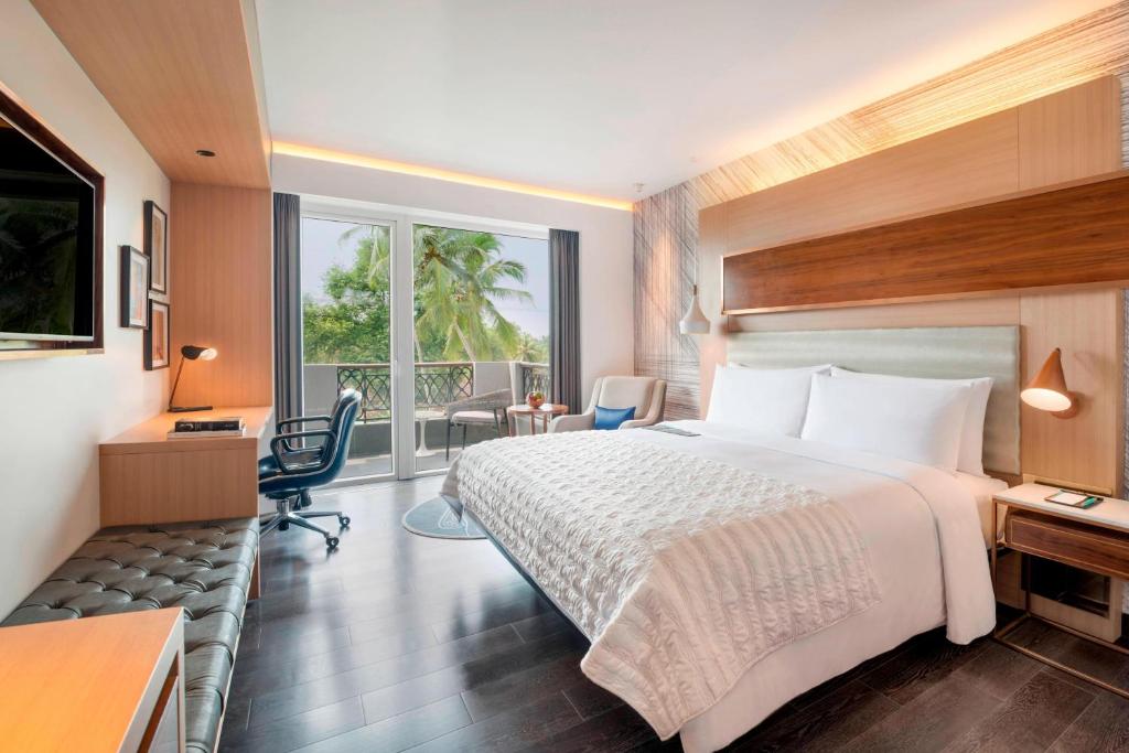 Postel nebo postele na pokoji v ubytování Le Meridien Goa, Calangute