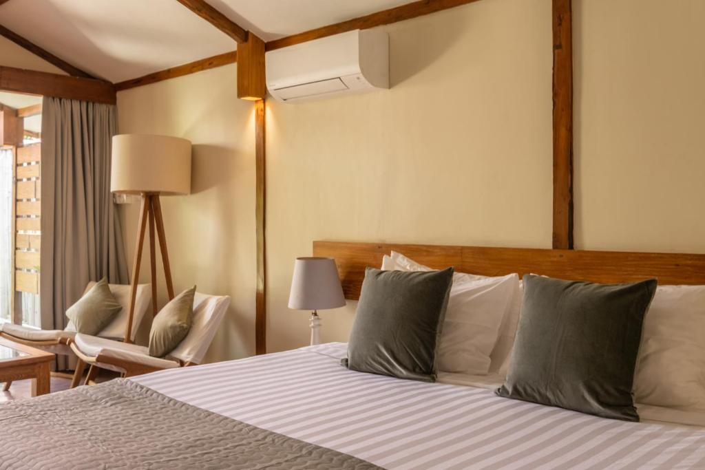 Postel nebo postele na pokoji v ubytování Gili Teak Beach Front Resort