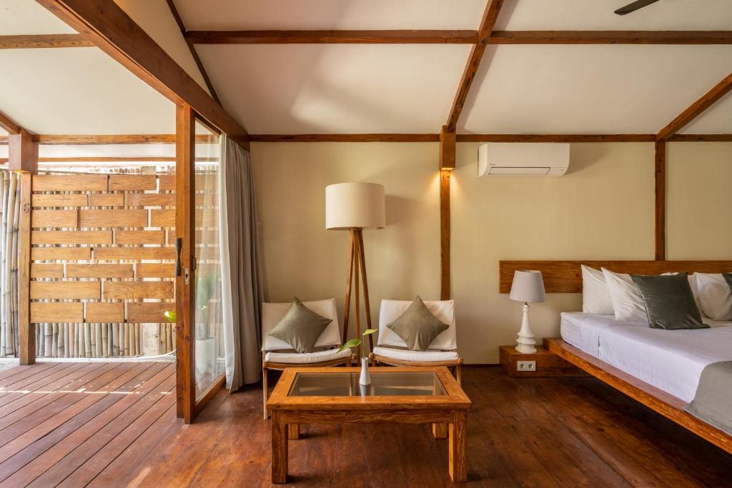 Postel nebo postele na pokoji v ubytování Gili Teak Beach Front Resort